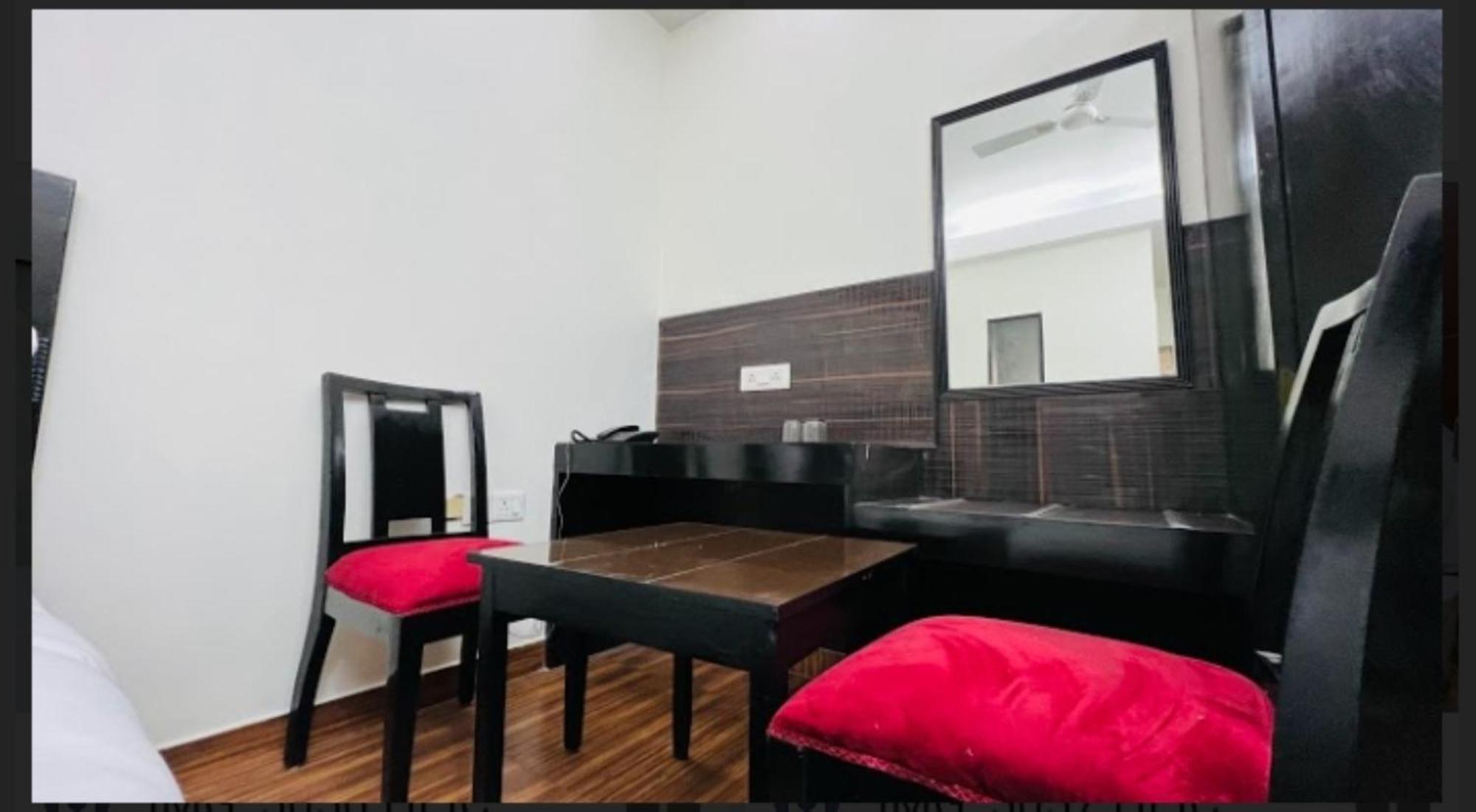 Imp Erial - Kalka Ji Appartement *